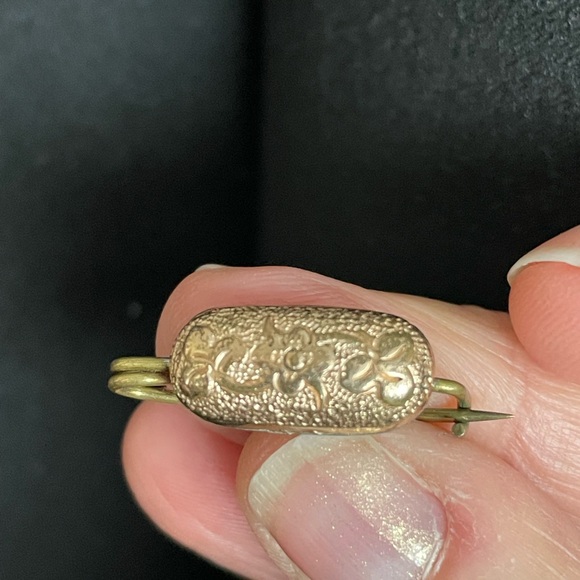 Vintage Gold Brooch Set with Pearl Accent - Picture 8 of 9